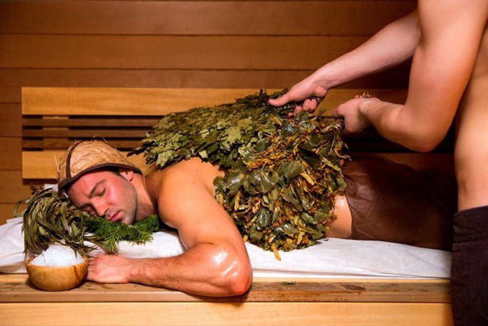 Париться в бане